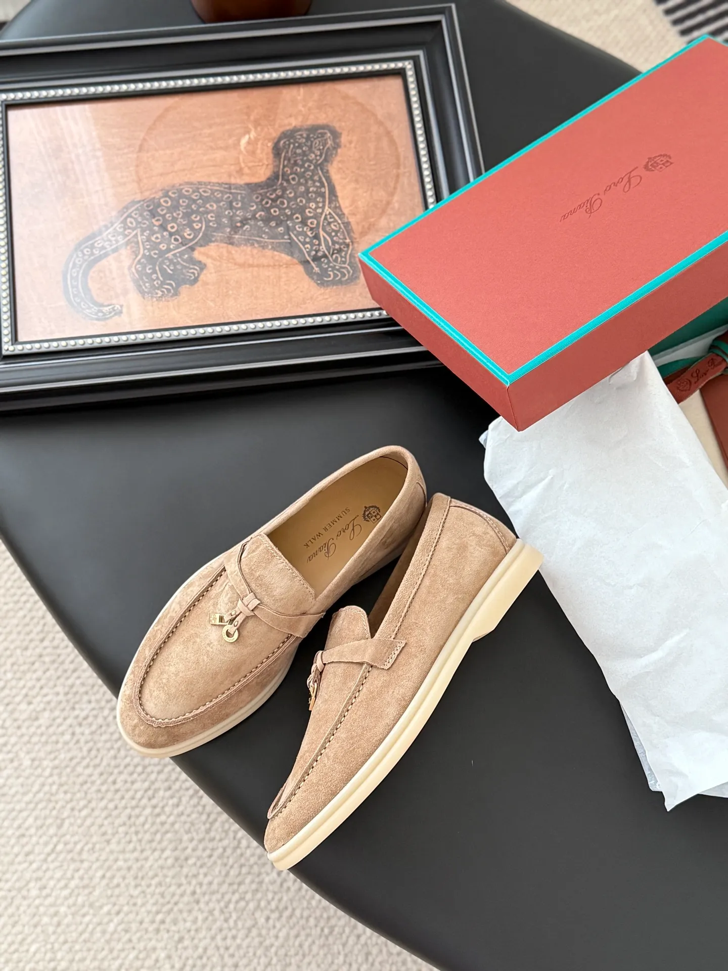 👟👟Ex-factory price 480👟👟 Top-quality double-layered genuine leather loafers. The quality is authentic. LP only sells high-end versions. Summer walk only has O pairs and countless pairs. The aesthetics and choice of shoes are also a kind of self-expression. Loro captures me with the comfort of walking on clouds. It adapts to the comfortable and relaxed state of wearing on weekdays, allowing i people to shuttle freely in relaxation and leisure. Double-layer leather on the upper, sheepskin lining Original outsole Size: 35-44